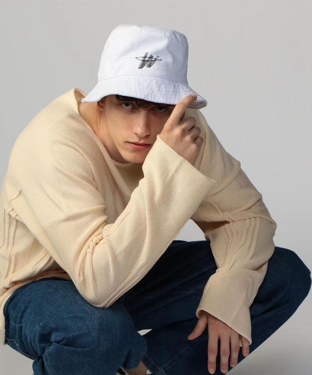 We11done logo-print bucket hat (Black/White)